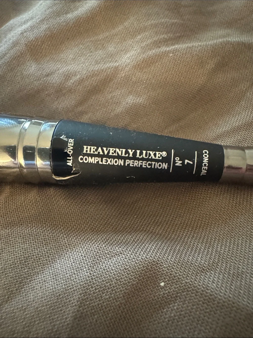 it cosmetics Dual-Ended Face & Eye Brush in Black, Silver, White- NO. 7